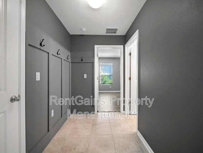 Building Photo - 597 Meadow Ridge Dr