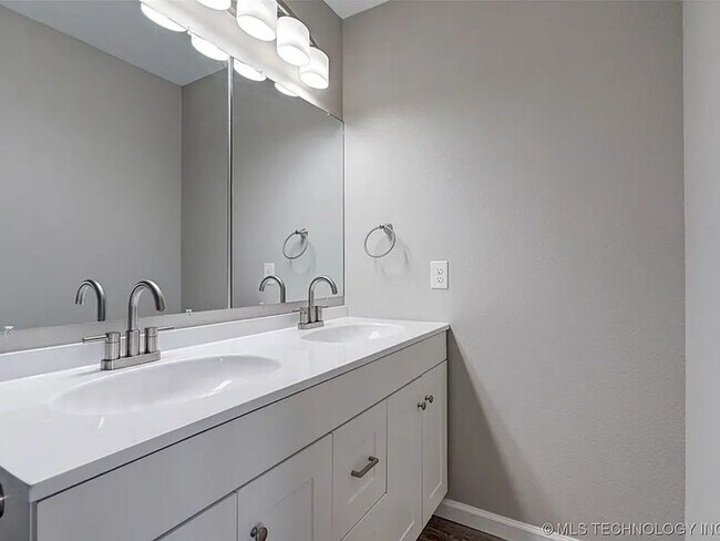 Building Photo - Spacious and Updated Three Bedroom Home with Large Backyard!!