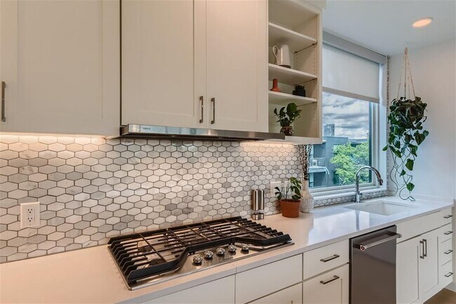 Building Photo - 900 S 1st St