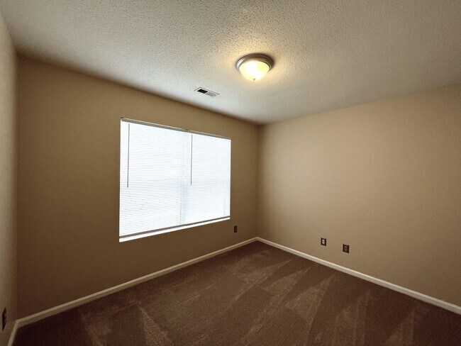 Building Photo - 3 Bedroom, 2 Bathroom Home in Kings Charter