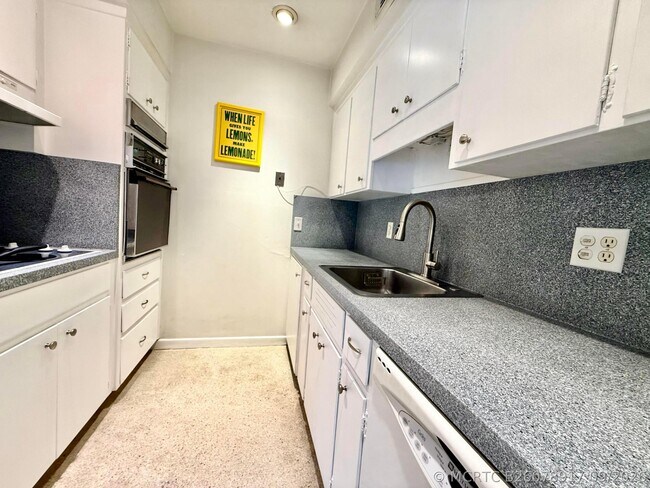 Building Photo - 128 Venetian Dr