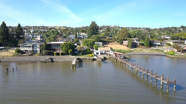Building Photo - Diamond on the Bay