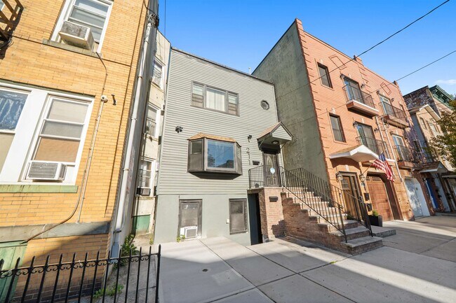 Building Photo - 211 New York Ave