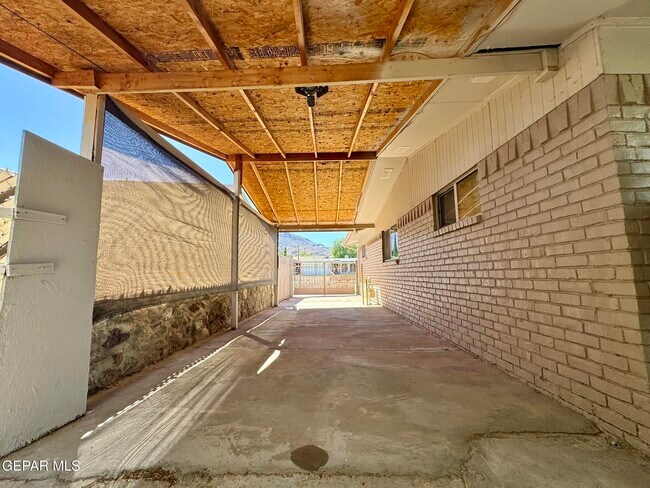 Building Photo - 10288 Lakeview Dr