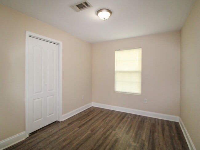 Building Photo - 140 Meadows Ln