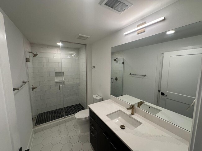 Building Photo - 615 W Peace St