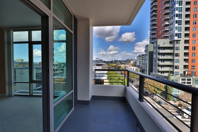 Building Photo - 425 W Beech St