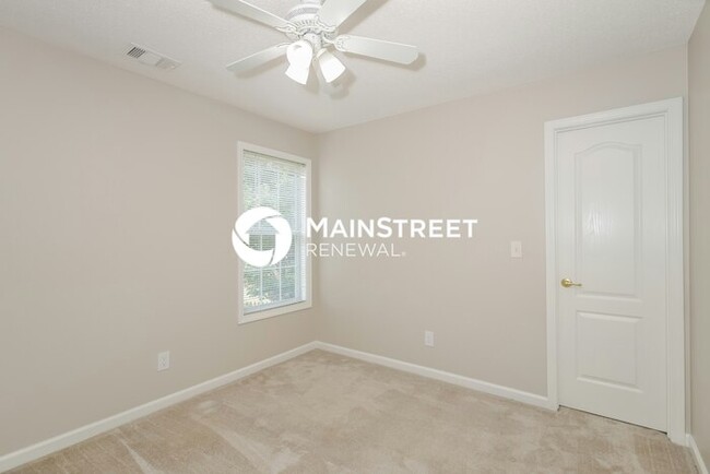 Building Photo - 1352 Vine Cir