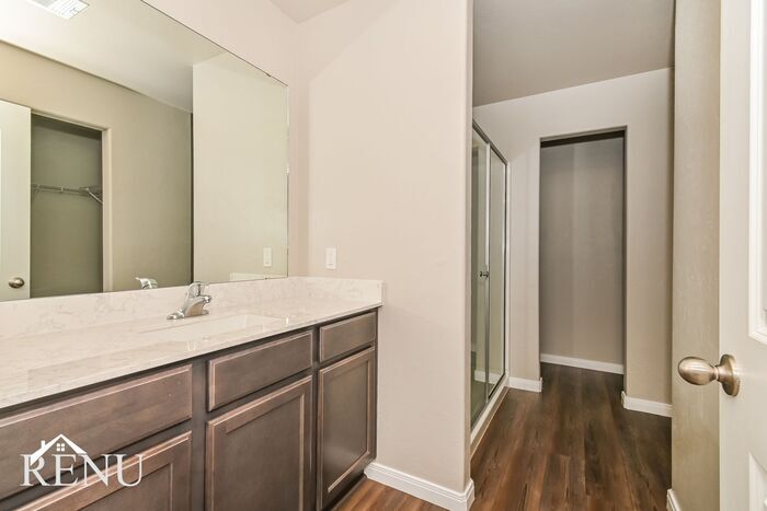 Building Photo - 1705 Burgundy Dr