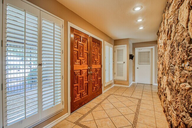 Building Photo - Stunning eastside rental in highly desirable area!