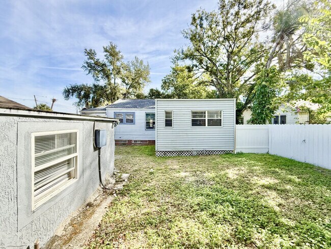 Building Photo - 3308 N Avon Ave