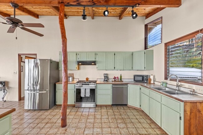 Building Photo - Captain Cook Home – 3 Bed, 2 Bath + Bonus Room! Fully Furnished with Solar Power