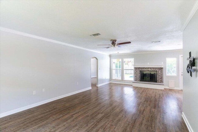 Building Photo - "Charming 3-Bed Oasis with Private Pool in Fort Walton Beach!"