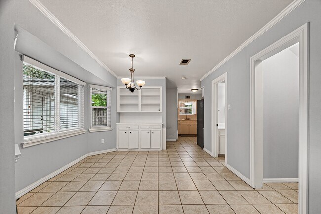 Building Photo - 811 Thicket Ln