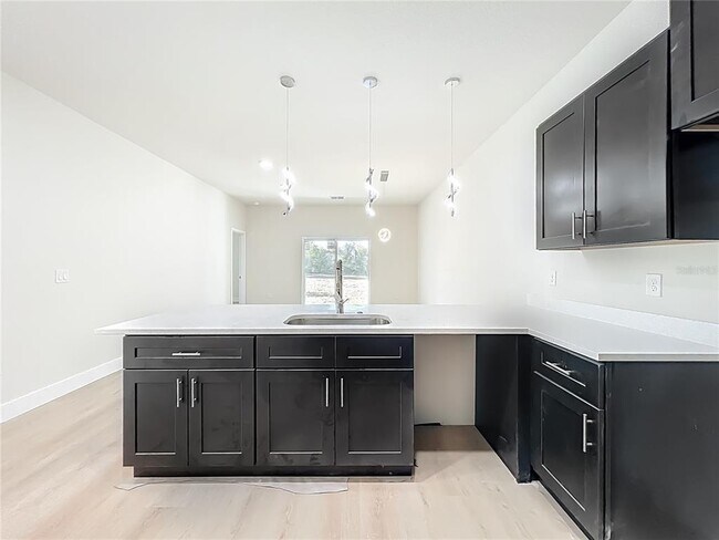 Building Photo - 356 W 4th St