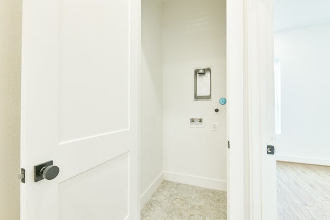 Building Photo - 164 Wallace St