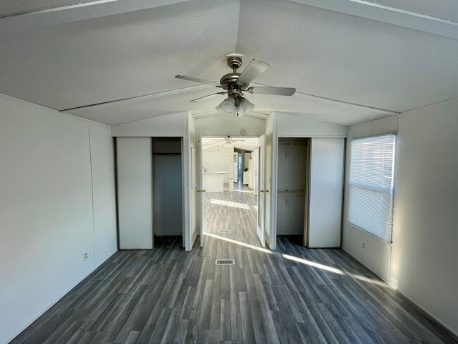 Building Photo - Modern 2 Bed 2 Bath Section 8