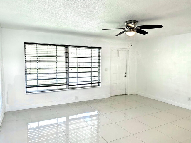 Building Photo - 111 NW 31st Ct