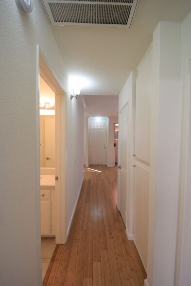 Building Photo - 11107 La Maida St