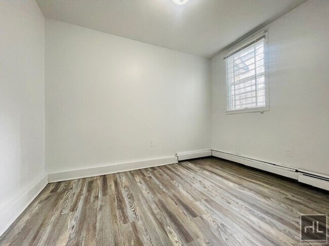 Building Photo - Cozy 1 Bedroom Home in Forest Hills