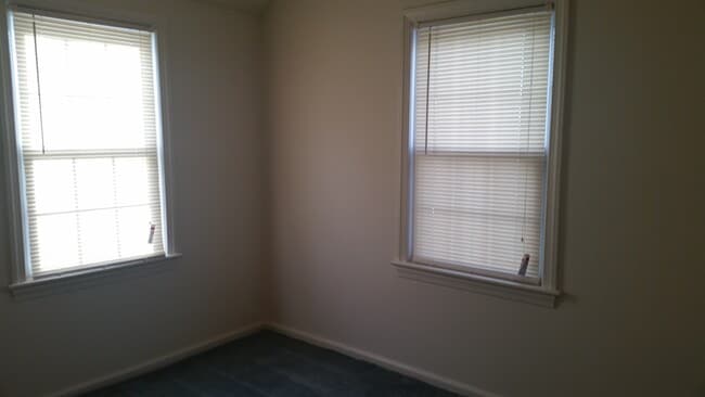 Building Photo - Semi-Deteched Near Hunington Metro!!