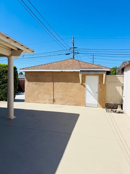 garage - 12542 Menlo Ave