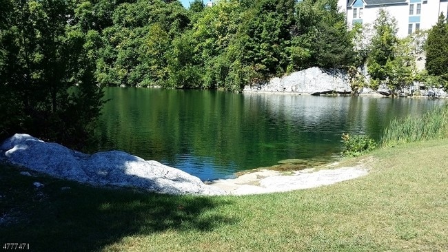 Building Photo - 100 Heritage Ln