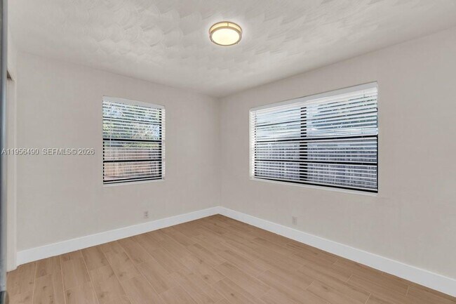 Building Photo - 1101 NE 24th Ct