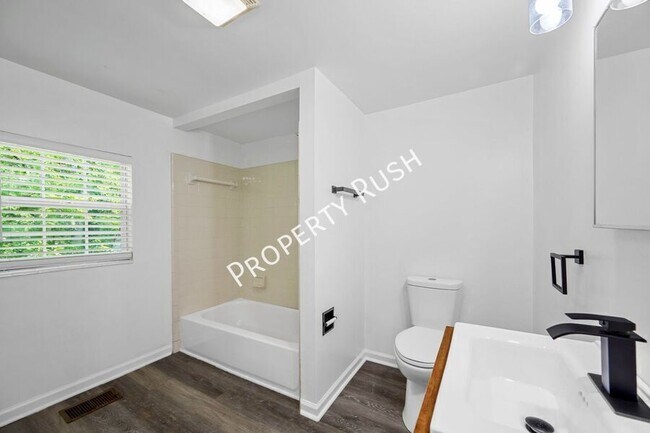 Building Photo - 424 Hedgewood Dr