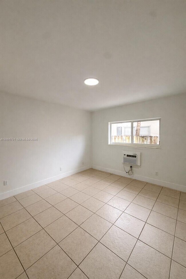 Building Photo - 935 Bay Dr