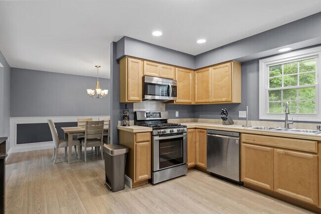 Building Photo - 2 Meadow Ln