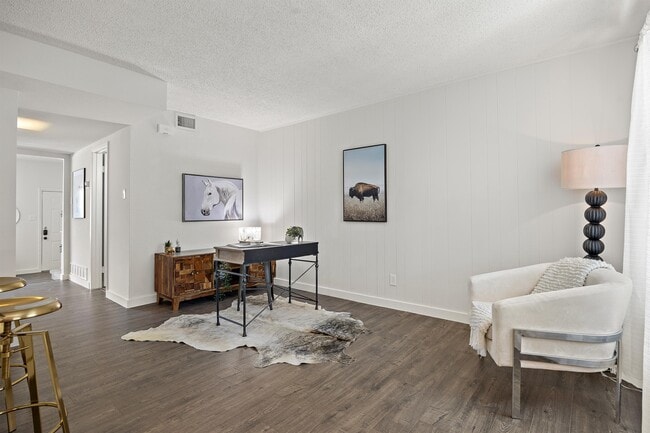 Building Photo - 907 E Oltorf St