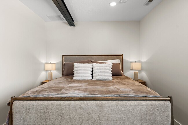 Building Photo - 220 Circle Dr