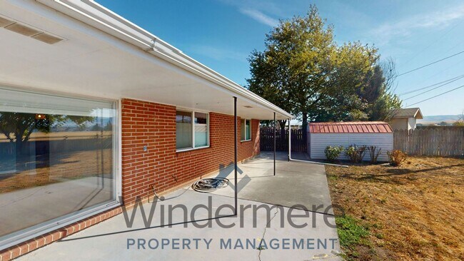 Building Photo - 2348 Frazier Dr