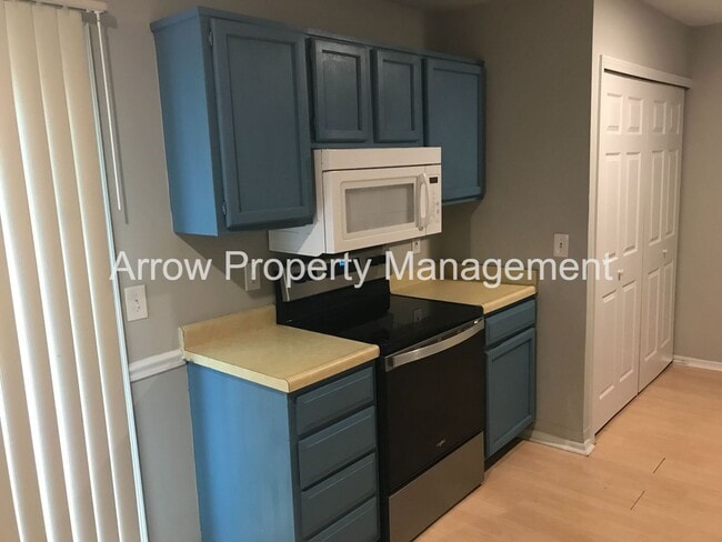 Building Photo - Great 2 Bedroom Townhome on Quiet Dead-End Street!