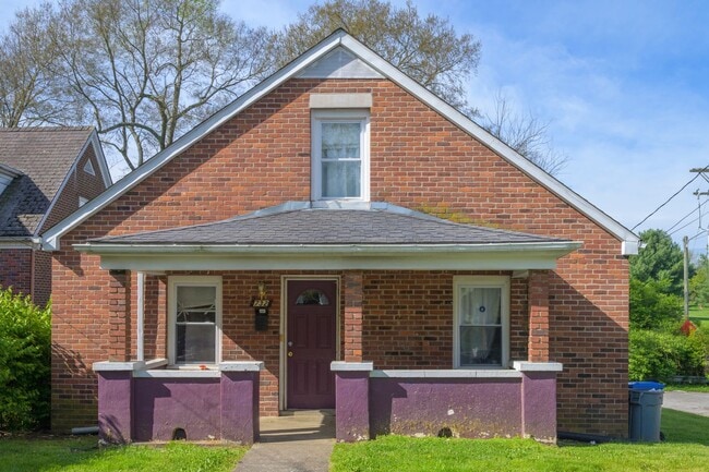 Building Photo - VIRTUAL SHOWINGS AVAILABLE - Great 4 Bedro...