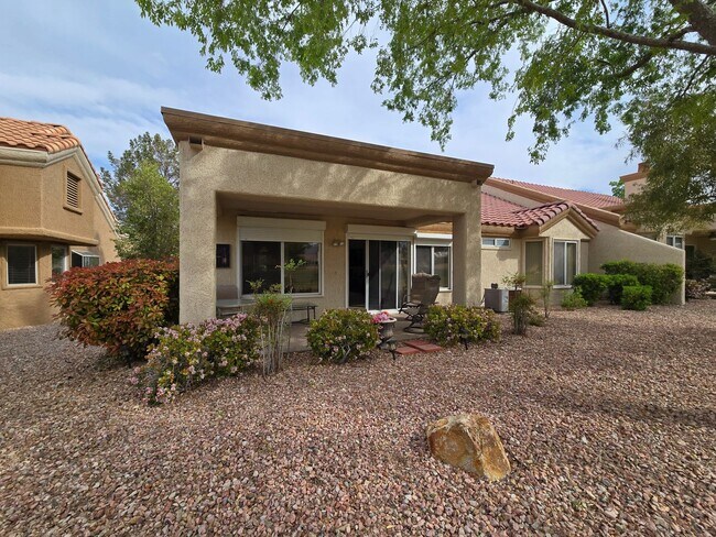 Building Photo - Fully Furnished single story 2 bed 2 bath ...