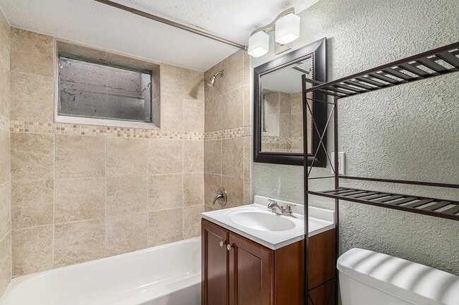 Building Photo - Spacious 3 bed 2 bath home in Denver