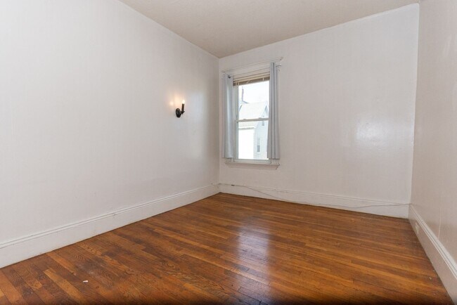 Building Photo - Convenient Location. Wals to BU Campus, Short Walk to T.Laundry, Parking for Rent