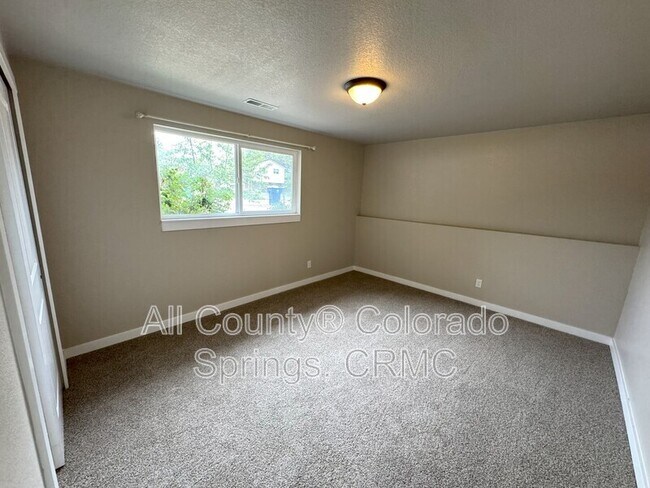 Building Photo - 1480 Hiawatha Dr