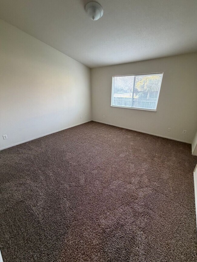 Building Photo - Three Bedroom Two Bathroom House for Rent