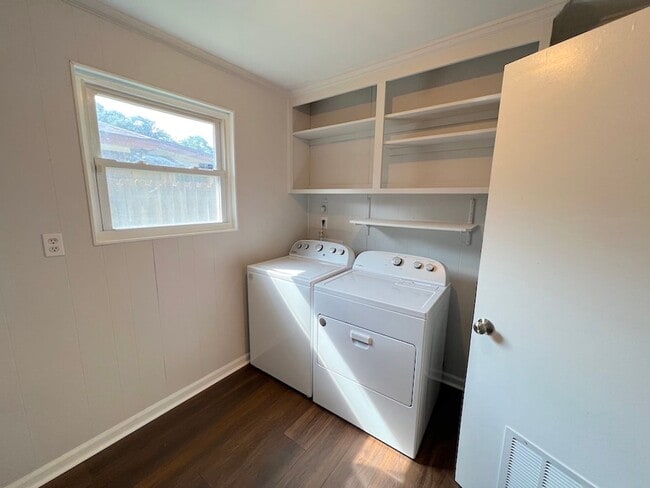 Building Photo - 3 BED | 2 BATH | SCREENED IN SUNROOM | SOUTHSIDE/VERNONBURG