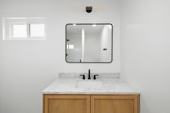 Building Photo - 219 Avenida Santa Barbara