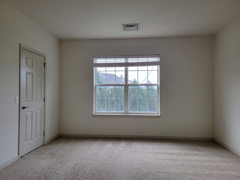 Building Photo - 1942 Shady Oak Dr