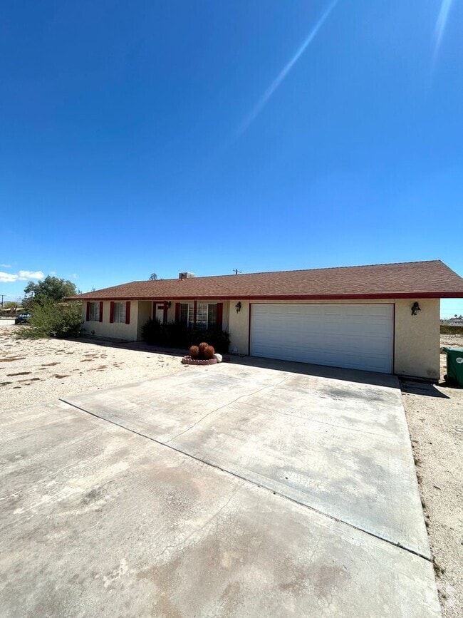 Building Photo - 2 Bedroom 1.5 Bathroom Home with Beautiful...