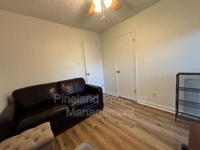 Building Photo - 2012 Lakemeadow Dr