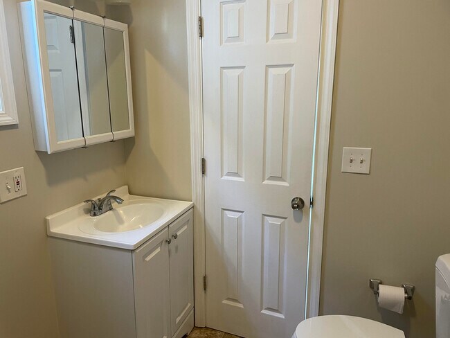 Building Photo - 384 E 9th Ave