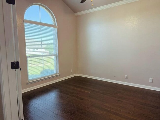 Building Photo - 323 Chisholm Trail