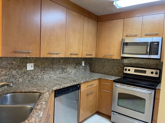 Building Photo - 7515 Charmant Dr