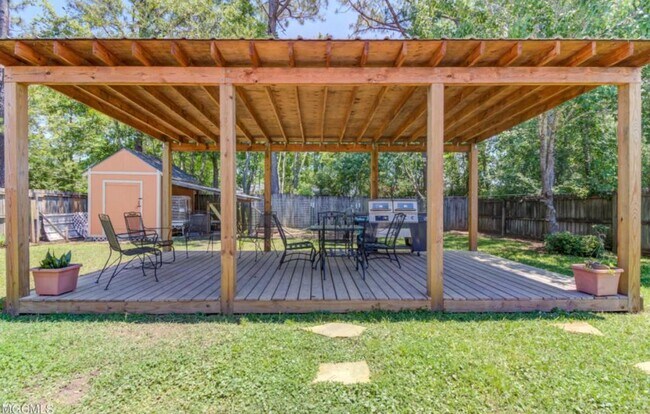 Building Photo - 14064 Woodmont Dr